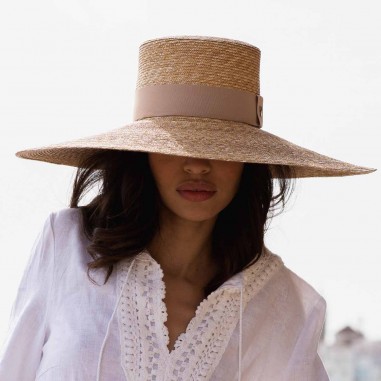 Cappello da donna stile canotier con tesa larga e fascia in gros-grain beige Raceu Hats