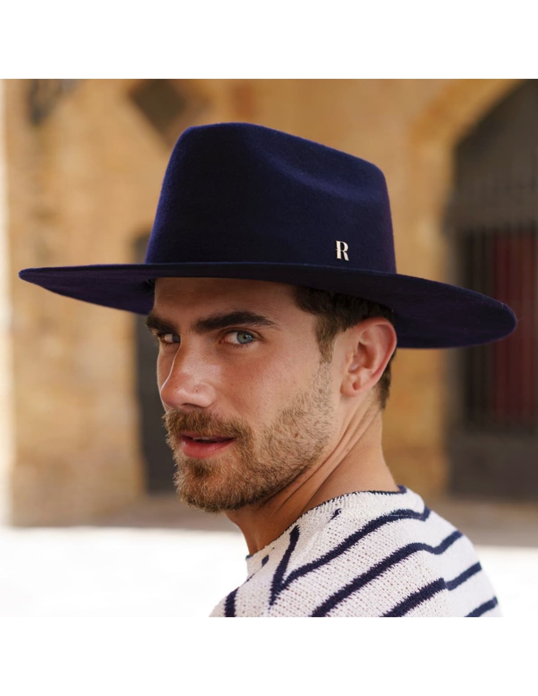 Un Homme Avec Un Chapeau Bleu Et Un Chapeau Doré Avec Le Mot Le