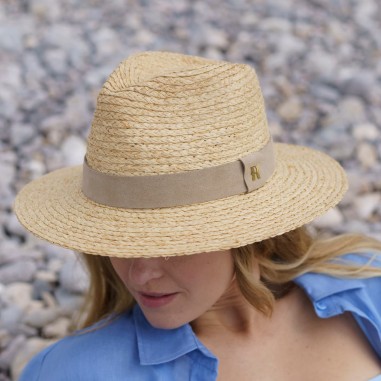 Chapeau Fedora à Bord Court fait à 100% de Raphia Naturel - Ruban de Fourrure Gris - Raceu Hats
