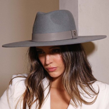 chapeau femme hiver - Fedora gris clair combiné avec un manteau