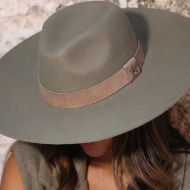Die Essenz des Stils: Fedora-Hut für Damen mit breiter Krempe in Matcha-Farbe - Raceu Hats