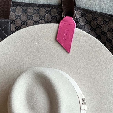 Porta sombreros en color rosa encantador y fabricado en 100% cuero