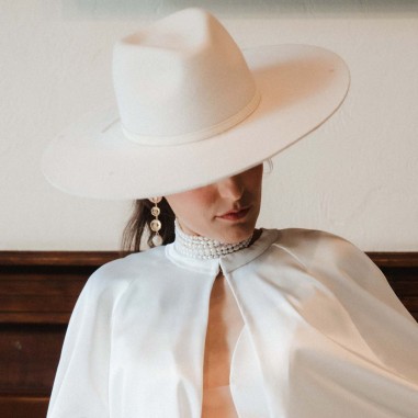 Cappello da Sposa a Tesa Larga, Realizzato in 100% Lana Feltro, Colore Bianco Sporco